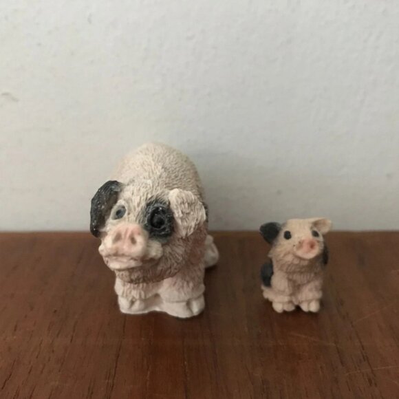 Vintage Stone Critters Set Lot Of 2 Black / White Pigs Figurines With Piglet - Picture 1 of 4